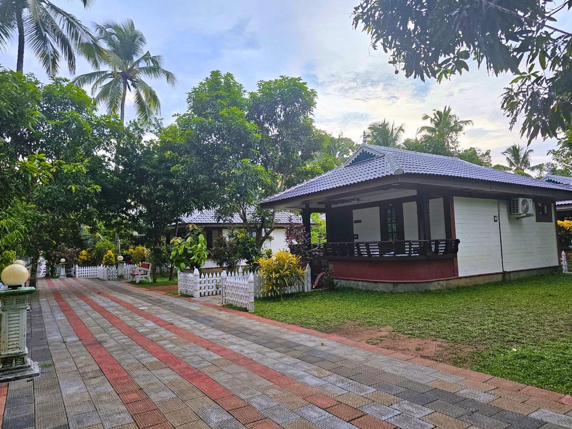 Leisure Valley Beach Resort Varkala Buitenkant foto