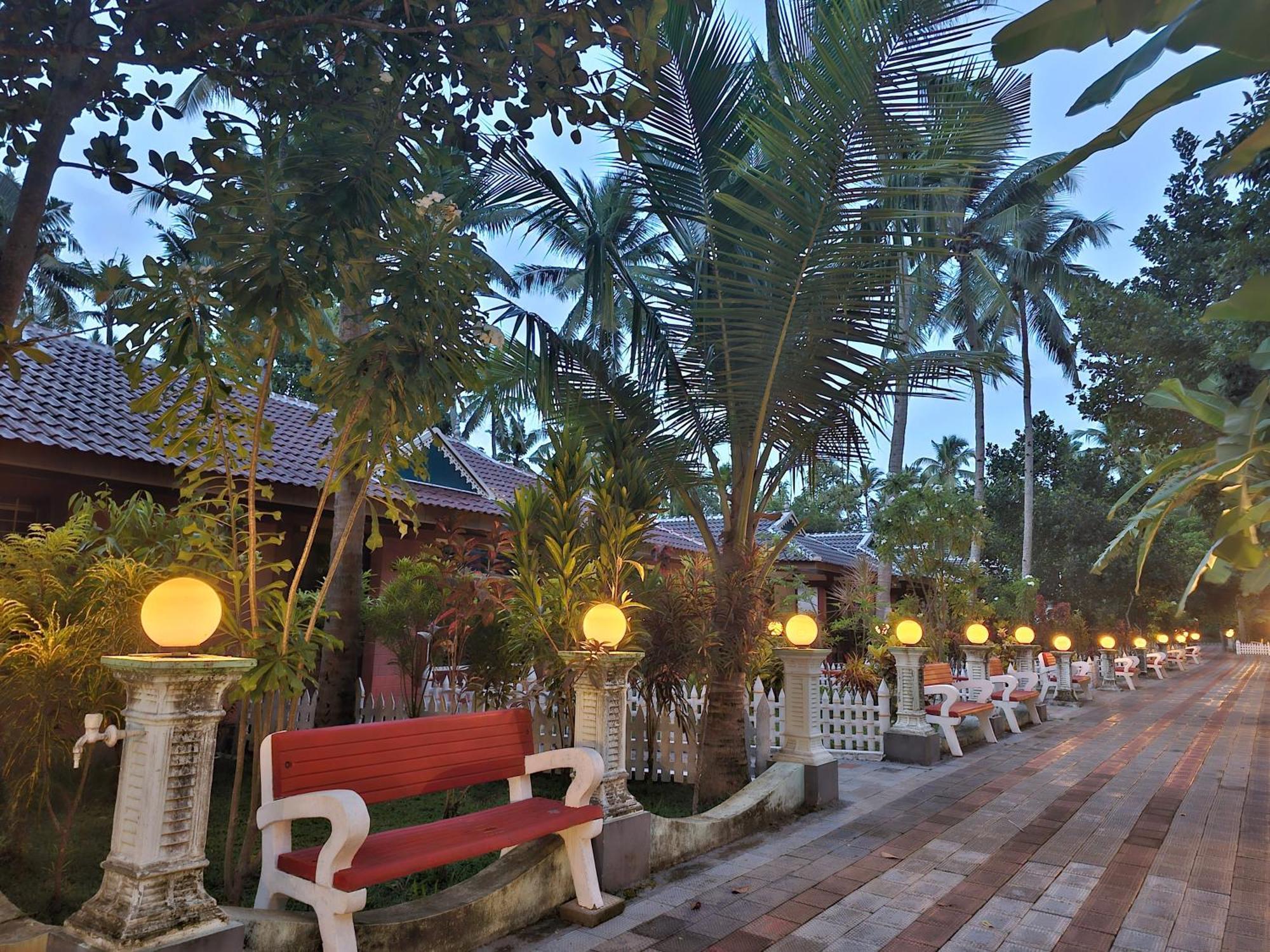 Leisure Valley Beach Resort Varkala Buitenkant foto