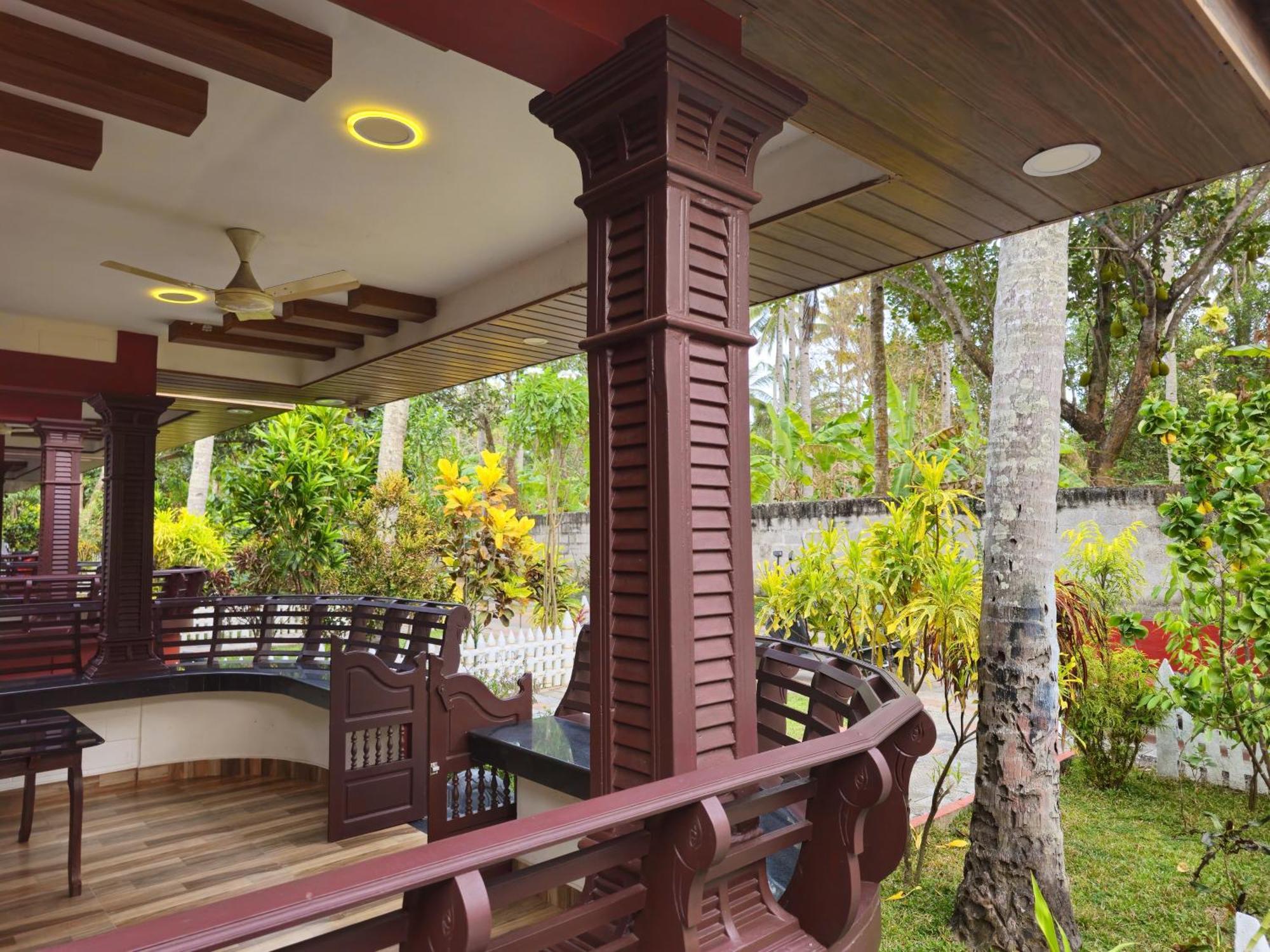 Leisure Valley Beach Resort Varkala Buitenkant foto